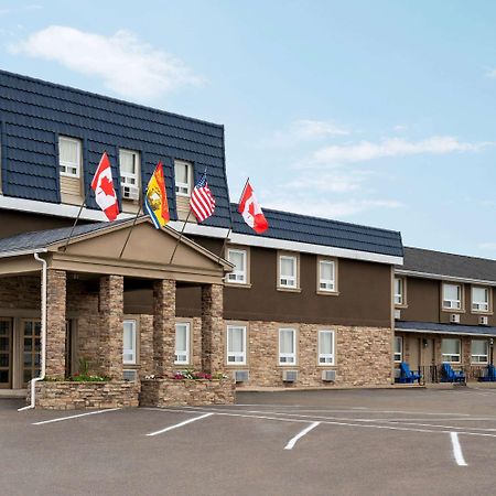 Days Inn By Wyndham Фредериктон Экстерьер фото