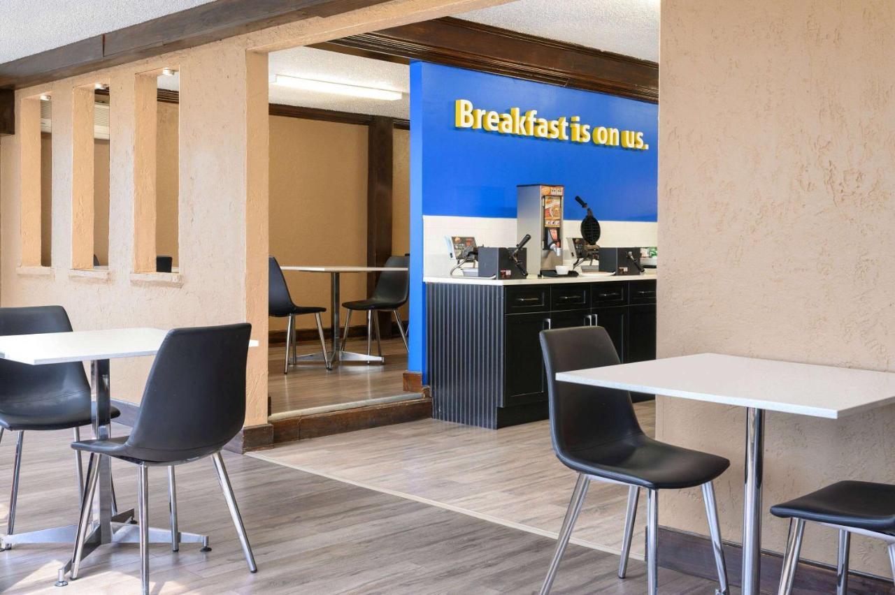 Days Inn By Wyndham Фредериктон Экстерьер фото