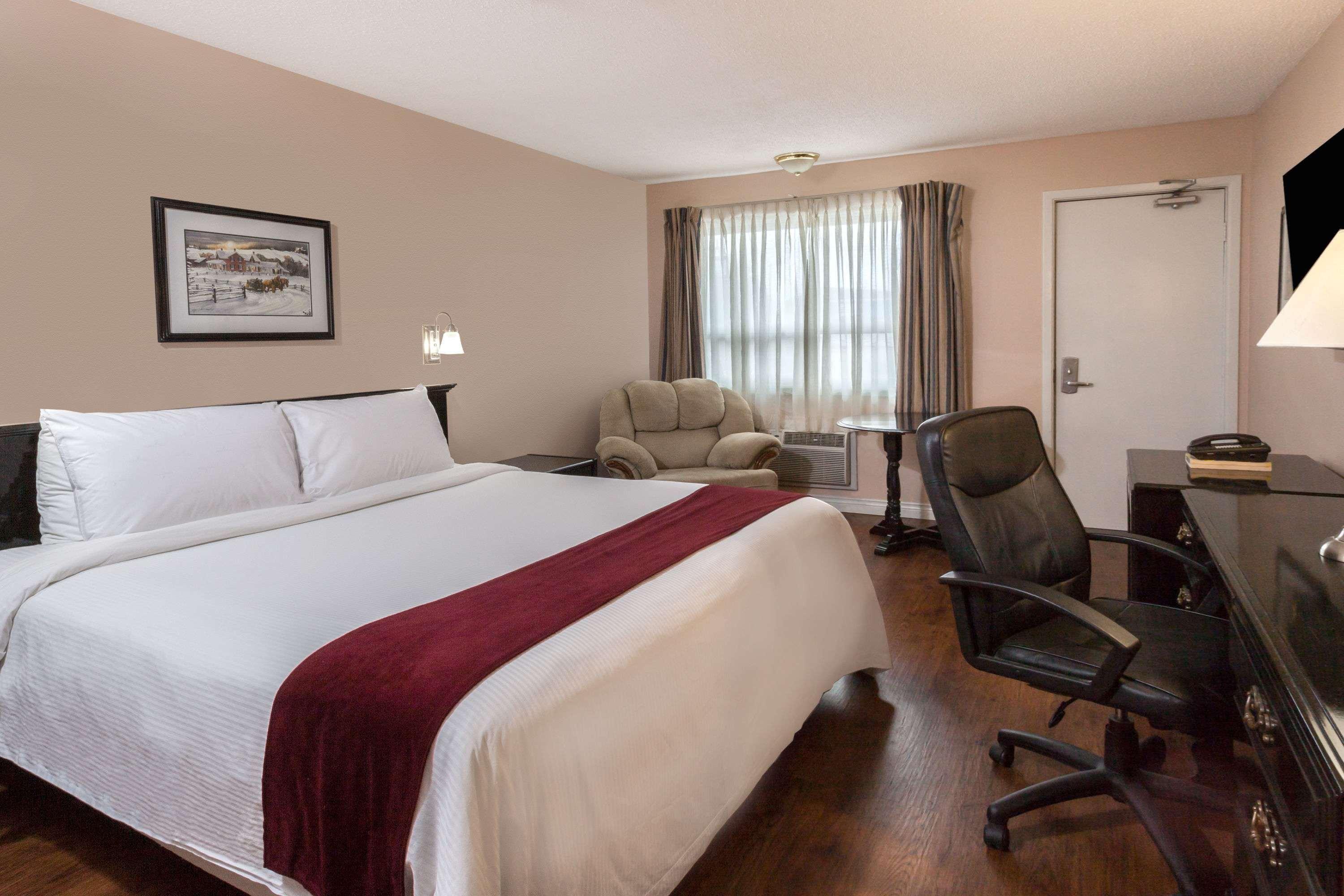 Days Inn By Wyndham Фредериктон Экстерьер фото