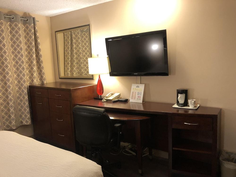 Days Inn By Wyndham Фредериктон Экстерьер фото